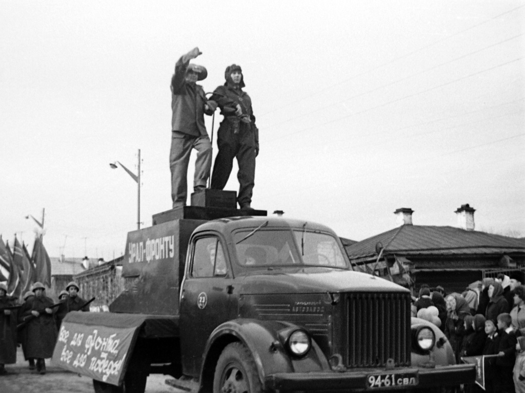 Реж. Во время демонстрации в 1967 году по улице Красноармейской