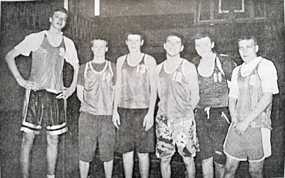 Режевские баскетболисты. Слева - Д. Черемных