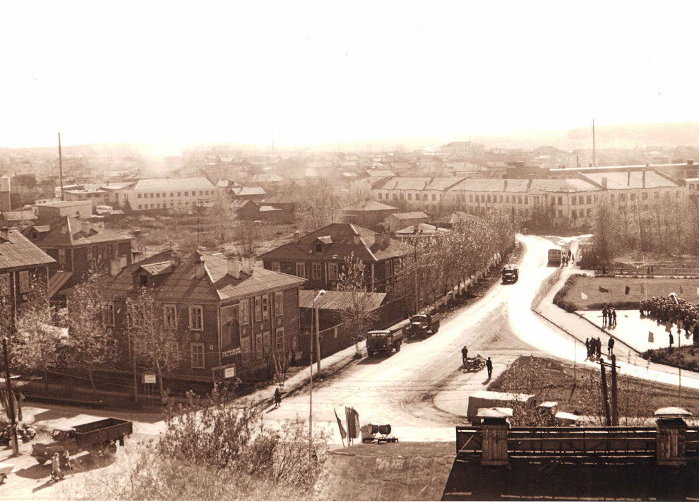 Район нынешней площади Победы в 1970-е годы. На заднем плане - швейная фабрика