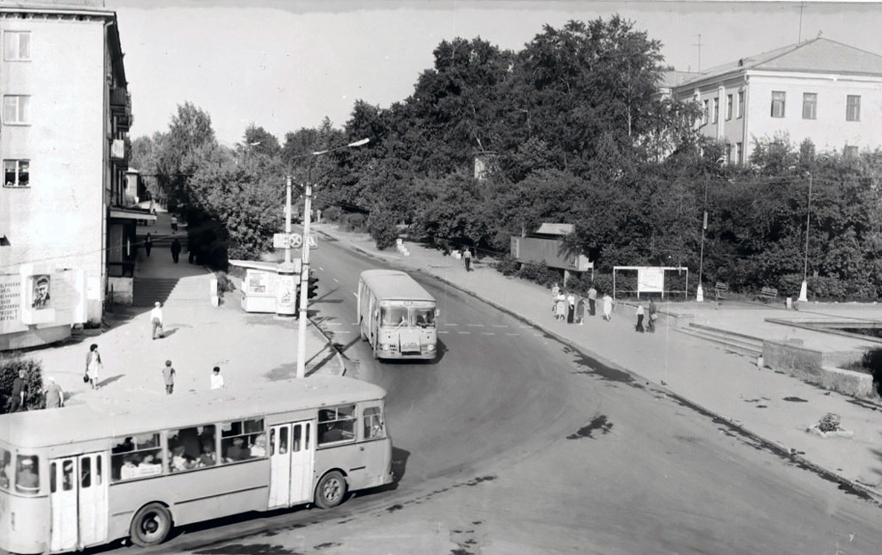 Автобусы ЛиАЗ 677 в центре Режа. Фото 1980-х годов