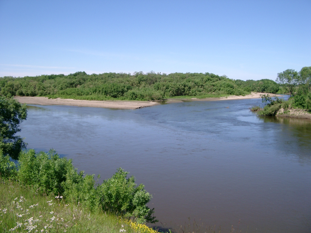 В устье Режа (слева), на месте его слияния с Нейвой (справа), две реки образуют реку Ницу