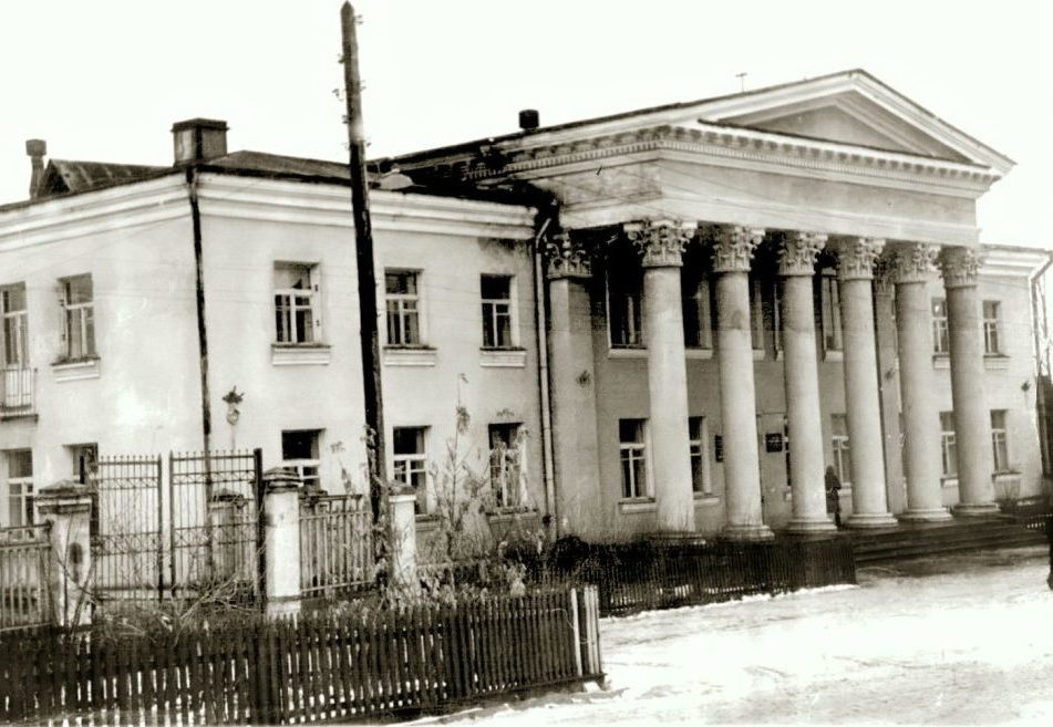 Реконструкция режевского центра началась со строительства Режевского Горкома партии