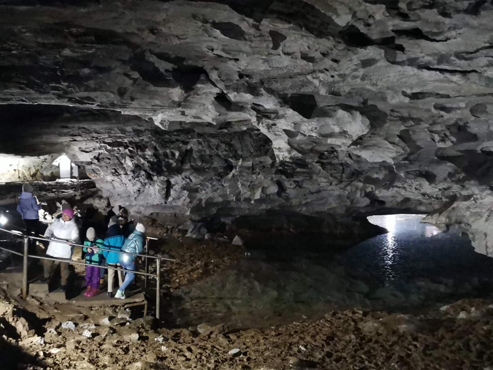 Экскурсия в Кунгур, Кунгурская пещера. У одного из озер Кунгурской пещеры